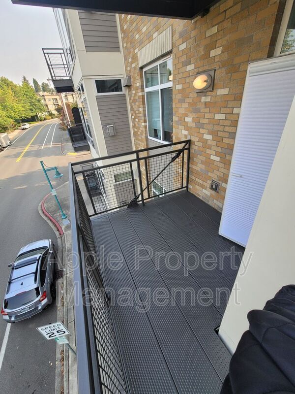Building Photo - 211 Kirkland Ave