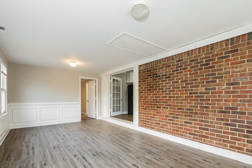 Building Photo - 820 Oakdale Dr