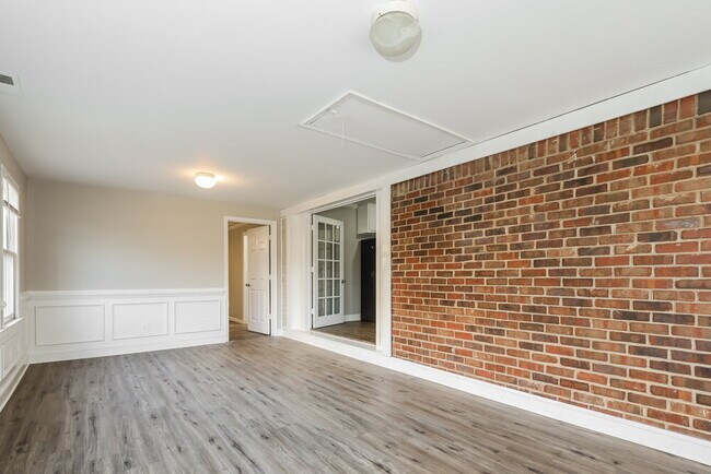 Building Photo - 820 Oakdale Dr