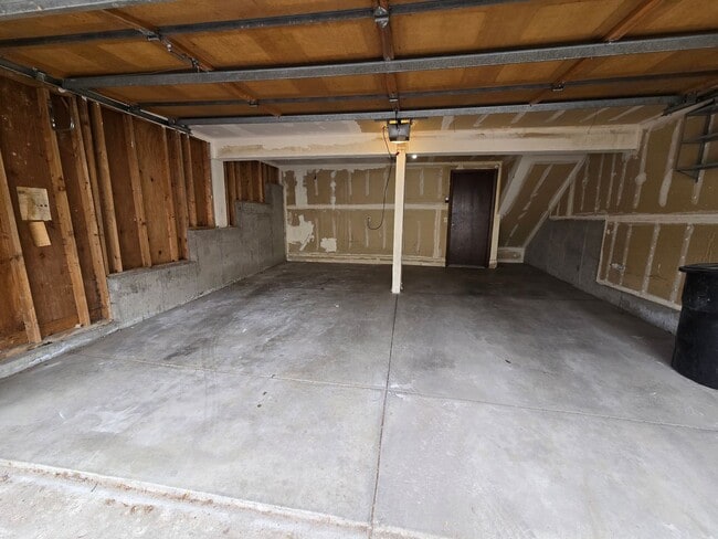 Building Photo - Stunning Townhome with Prime Location and ...