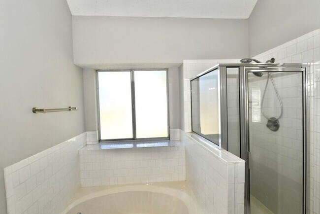 Building Photo - 10470 Meadow Run Trce