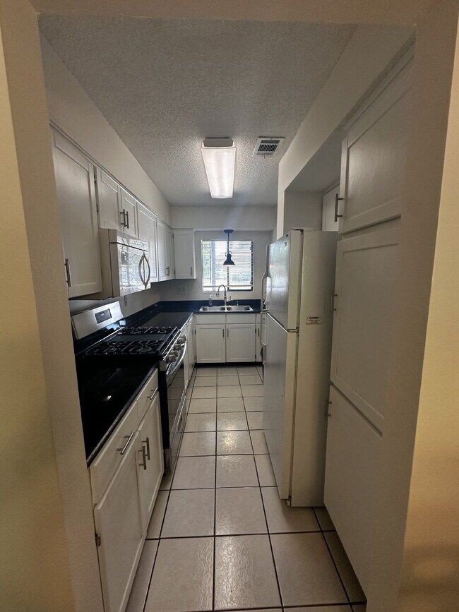 Building Photo - "Coastal Comfort: Spacious 2-Bed, 2-Bath Condo Retreat in Vibrant Panama City Beach!"