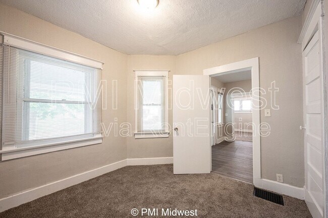 Building Photo - 130 N Gladstone Ave