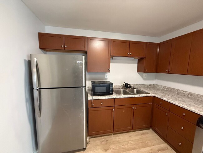 Building Photo - 555-565 N Kent St