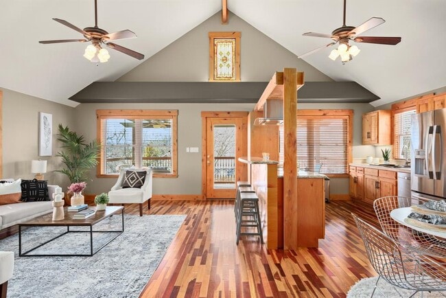 Building Photo - 912 E 51st St