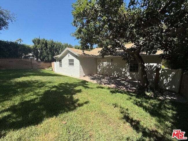 Building Photo - 2515 Canyon Dr