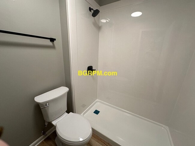 Building Photo - 3 BD, 2 BA, home in Sherwood