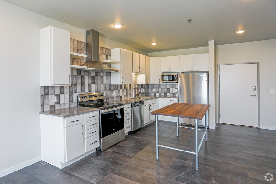 1BR, 1BA - 649 SF - Sheyenne 32 East - Residential
