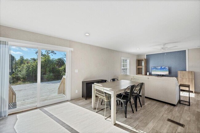 Building Photo - 3230 Smith St