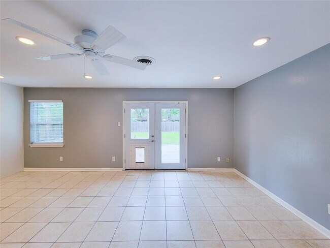 Building Photo - 3 Bed Home for Rent in Westbury 77035 with Large Fenced Yard & Deck