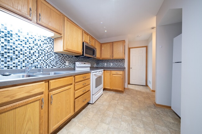 Building Photo - 557 French Ln