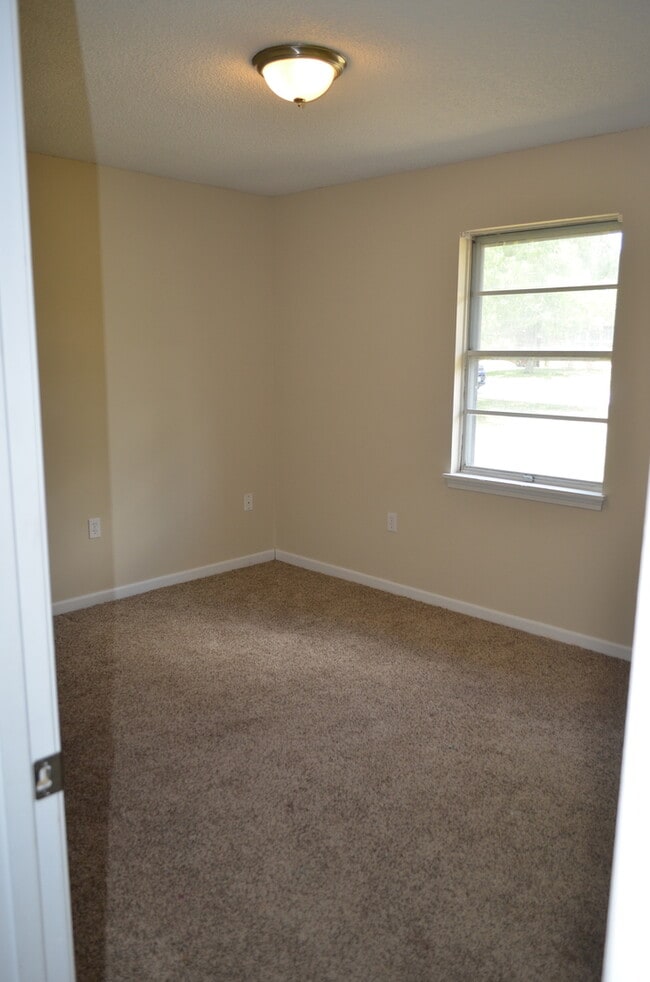 Building Photo - 4631-4633 Southampton Ct