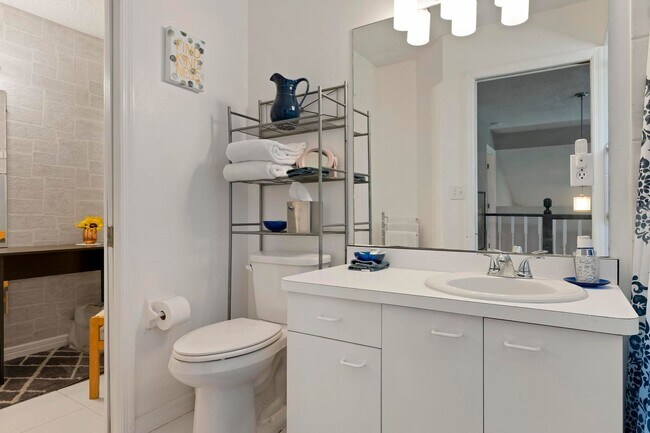 Building Photo - ** STUNNING 4 BEDROOM 2 FULL BATH/ 2 HALF BATH HOME WITH A PRIVATE POOL LOCATED JUST MINUTES FROM...