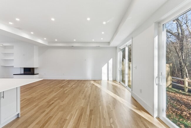 Building Photo - 82 Louise Rd