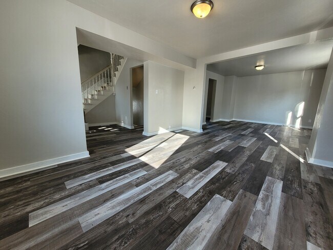 Building Photo - 816 School Pl