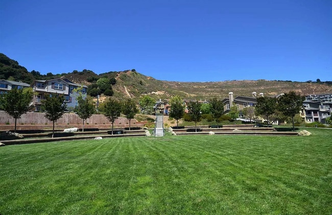 Building Photo - 6492 Bayview Dr