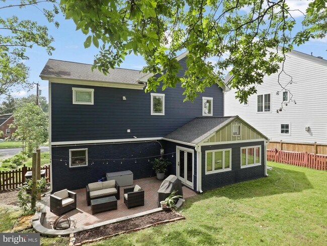 Building Photo - 3005 Rogers Dr