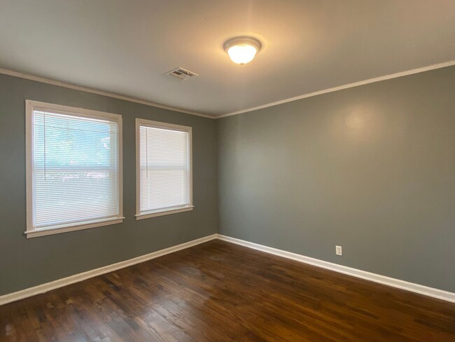 Building Photo - Cozy 2-bedroom 1-bathroom duplex Located i...