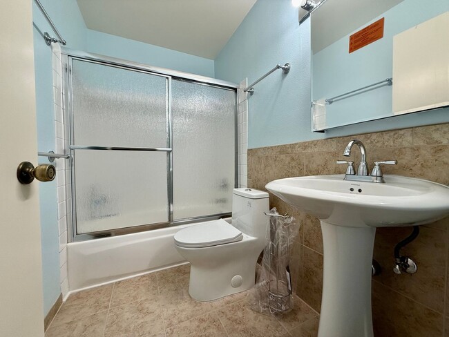 Building Photo - Completely Updated 3 Bed 2.5 Bath Walnut C...