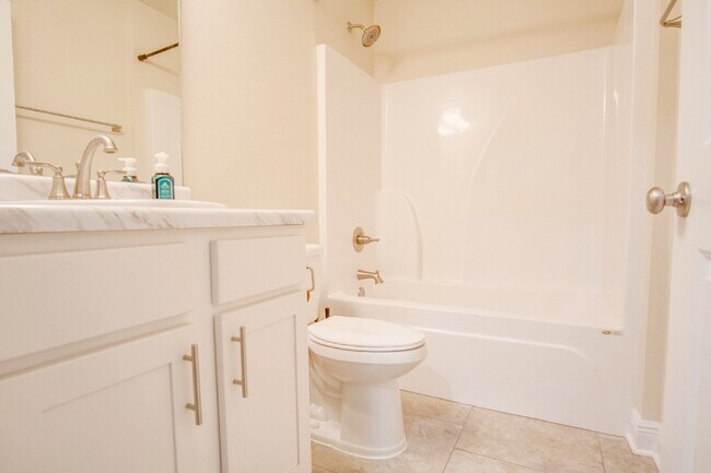 Building Photo - Beautiful 3-Bedroom, 2-Bath with 1-Car Garage, Open Floor Plan, Stainless Steel Appliances, and F...