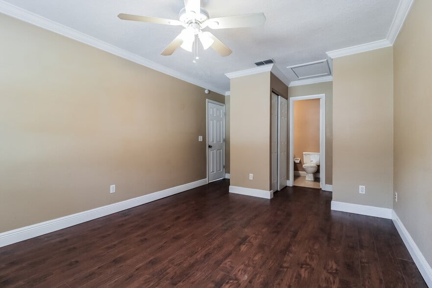Building Photo - 647 Redwood Dr