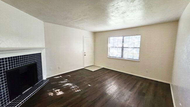 Building Photo - Updated Charming 2 Bed Condo