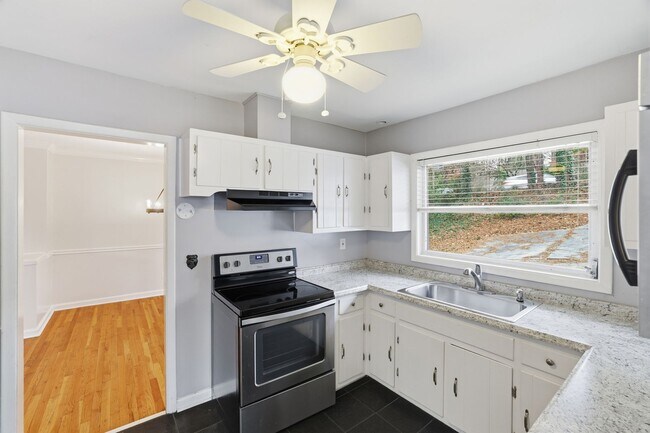 Building Photo - Renovated Home in the Heart of Brookhaven