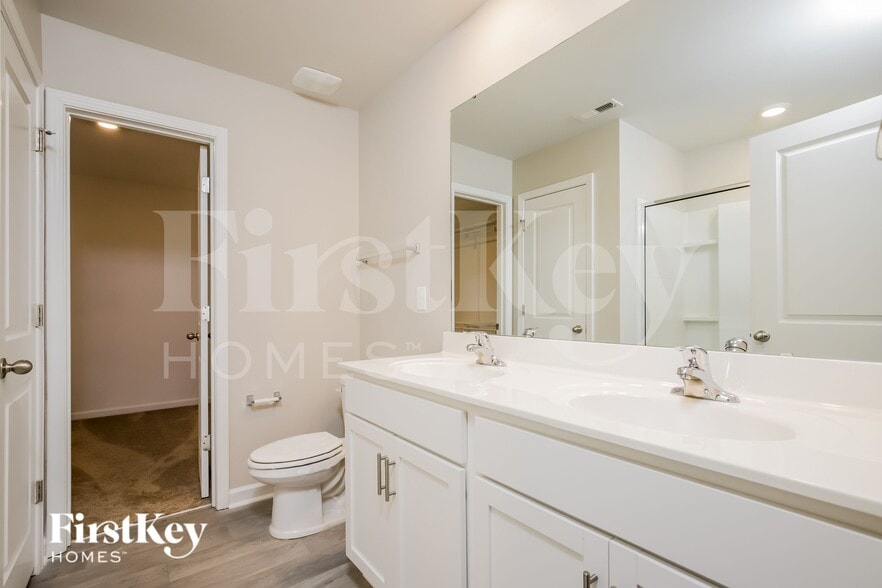 Building Photo - 2043 Longshadow St