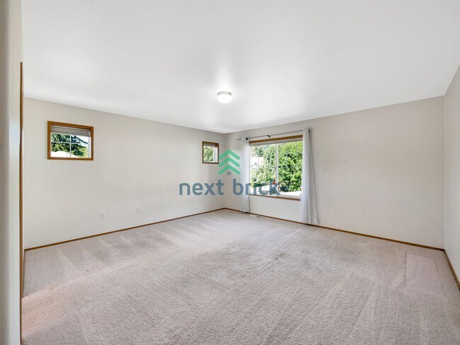 Building Photo - 4 Bed and 2.5 Bath Single-family Home is A...