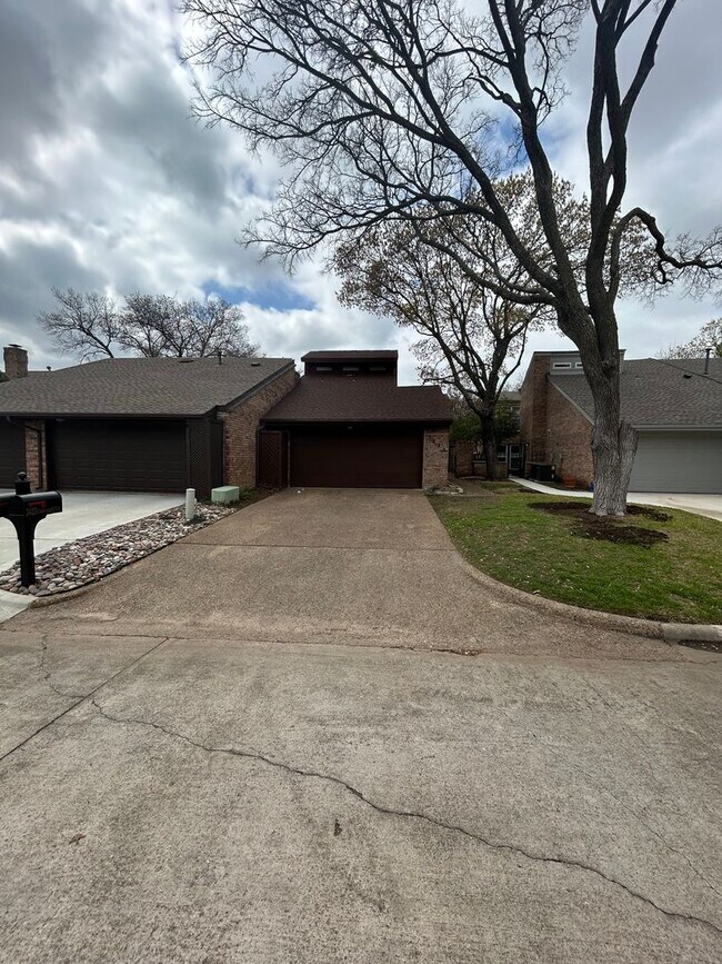 Building Photo - 3425 Courtyard Cir