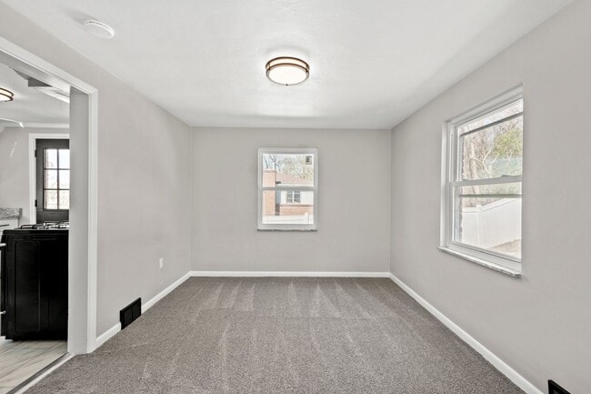 Building Photo - MOVE IN SPECIAL! SCORE HALF OFF 1ST MONTH'...