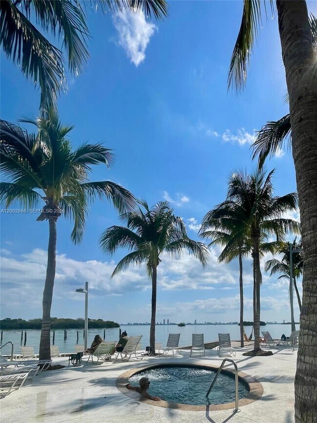 Building Photo - 650 NE 64th St