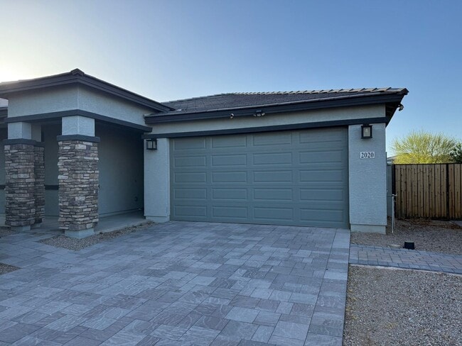Building Photo - 2020 E Kansas Dr