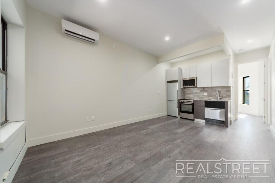Building Photo - New Modern 2 Bed w Full Amenities + Dishwa...