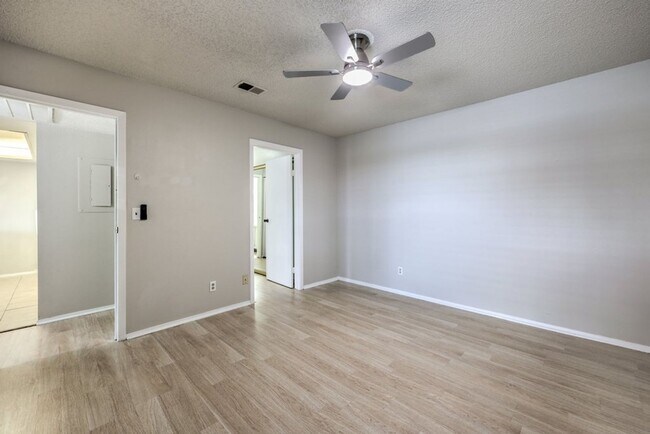 Building Photo - Charming Condo for Rent