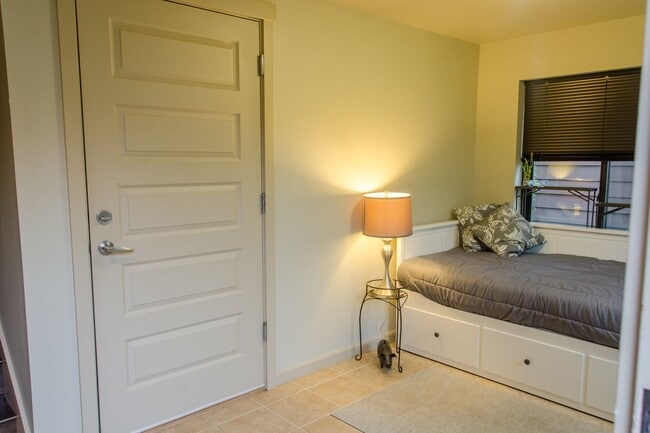 Building Photo - 2Bd/1.5Ba Seattle Townhouse