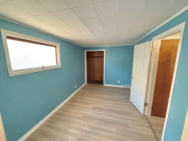 Building Photo - Spacious 5bd single family home | Off Street Parking | Updated kitchen