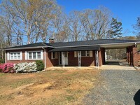 Building Photo - 3 BED, 1 BATH HOME LOCATED IN ASHEBORO!