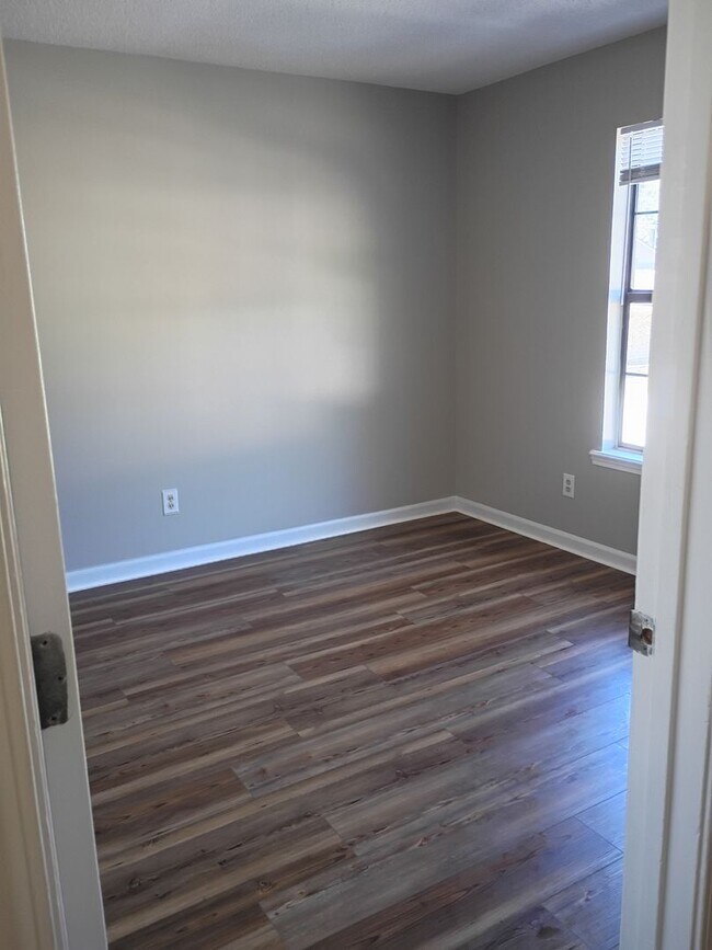 Building Photo - MOVE IN READY