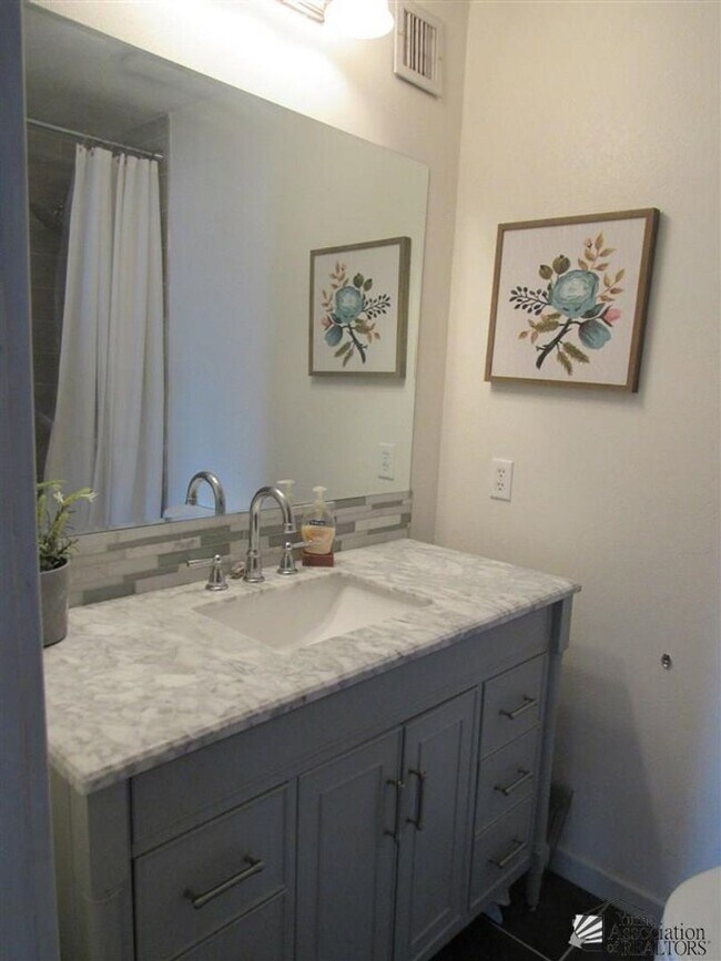 Building Photo - Central townhome with 2 bedrooms and 3 bat...