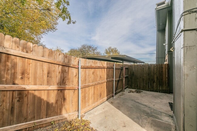 Building Photo - 7604 Chapin Rd