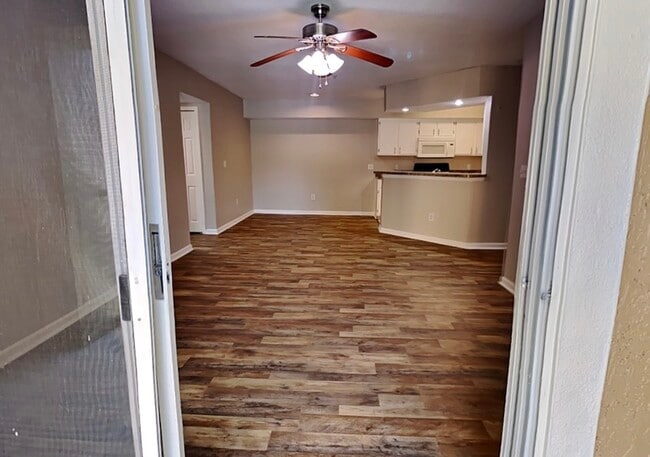 Building Photo - 725 Crest Pines Dr