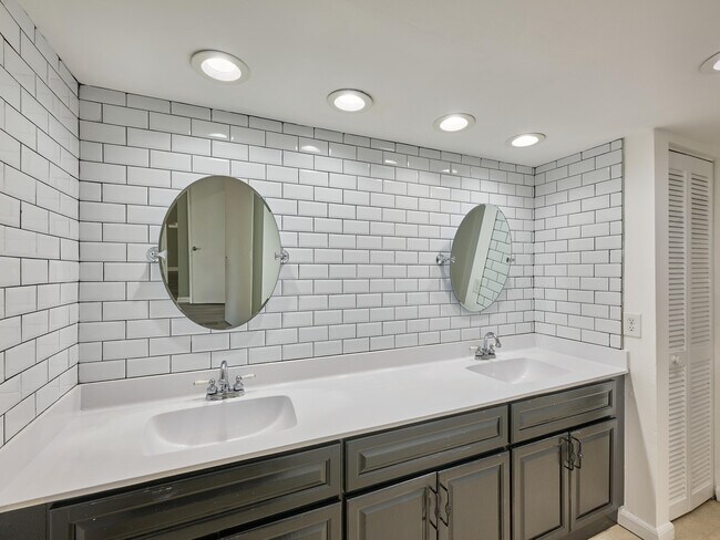 Building Photo - 6040 Glendale Dr