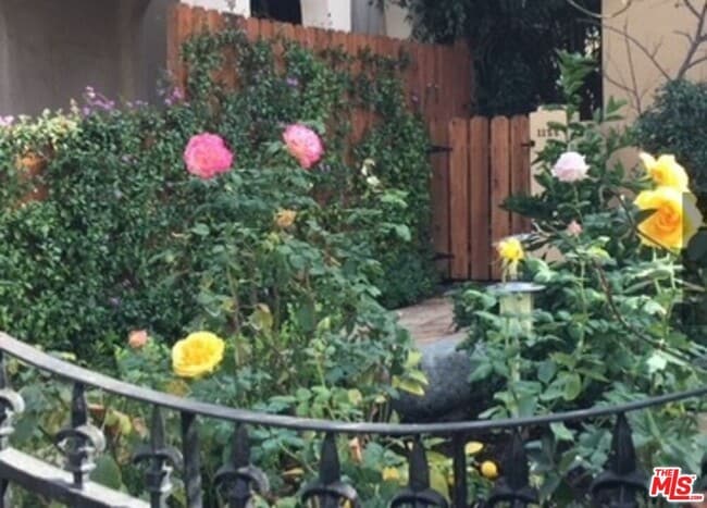 Building Photo - 1122 S Hayworth Ave