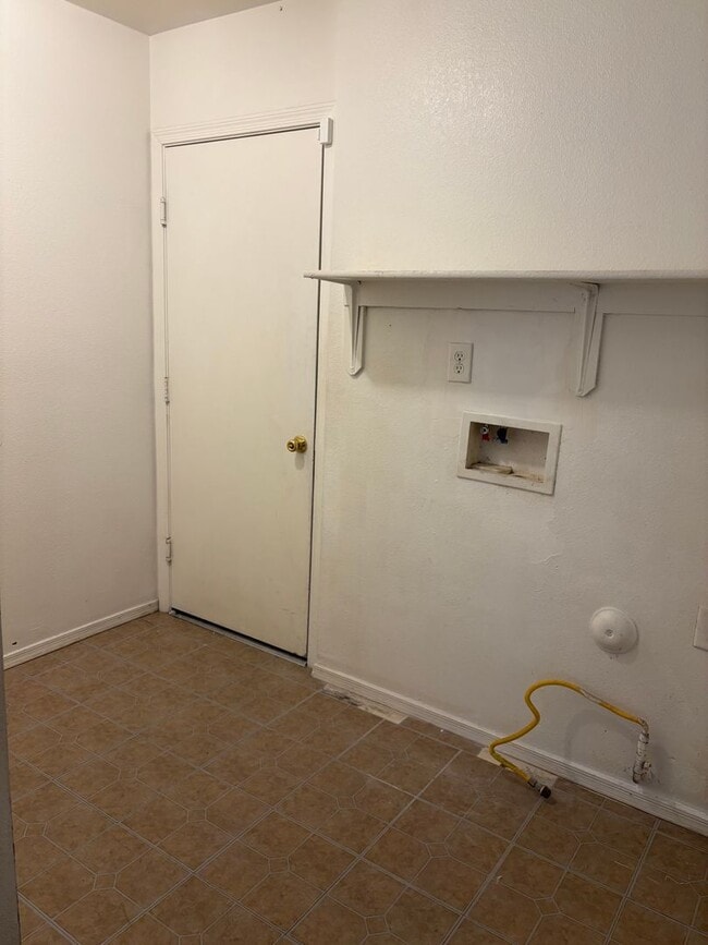 Building Photo - Charming 3/2 SFR Home