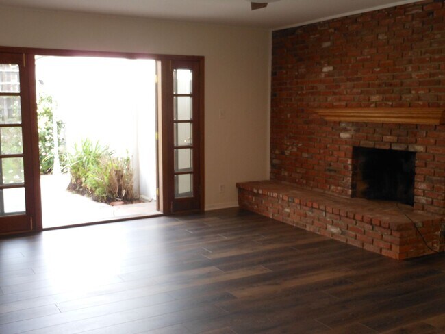 Building Photo - Charming Home near LMU