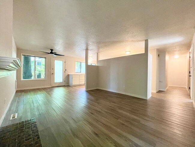 Building Photo - 2 Bed 1 Bath Apartment in Lake Oswego!