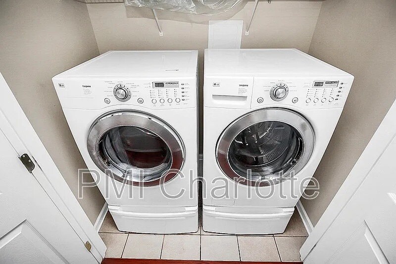 Building Photo - Room in House on S Ridge Ave