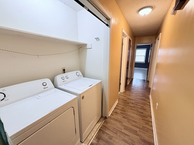 Building Photo - 127 Cedar Creek Cir
