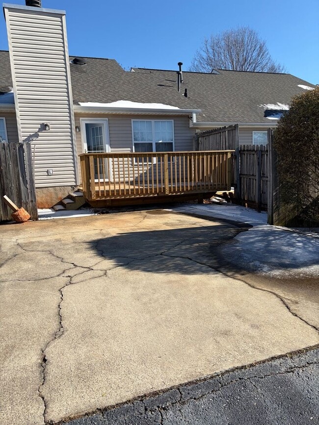 Building Photo - Charming 3 Bed 2 Bath in a gated community!!